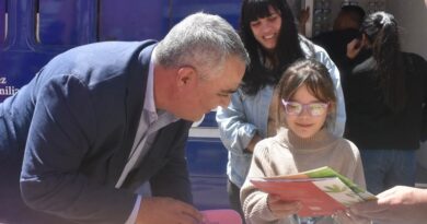 ”VER PARA SER LIBRES” ENTREGÓ HOY MÁS DE 300 ANTEOJOS EN EL BARRIO TOBA Y EN VILLA LIBERTAD